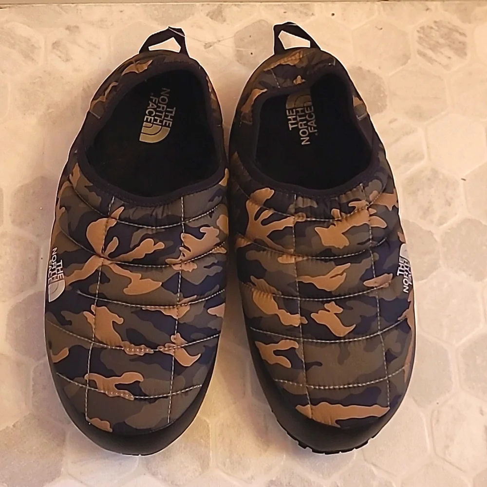 NWOT THE NORTH FACE camo thermoball traction mules